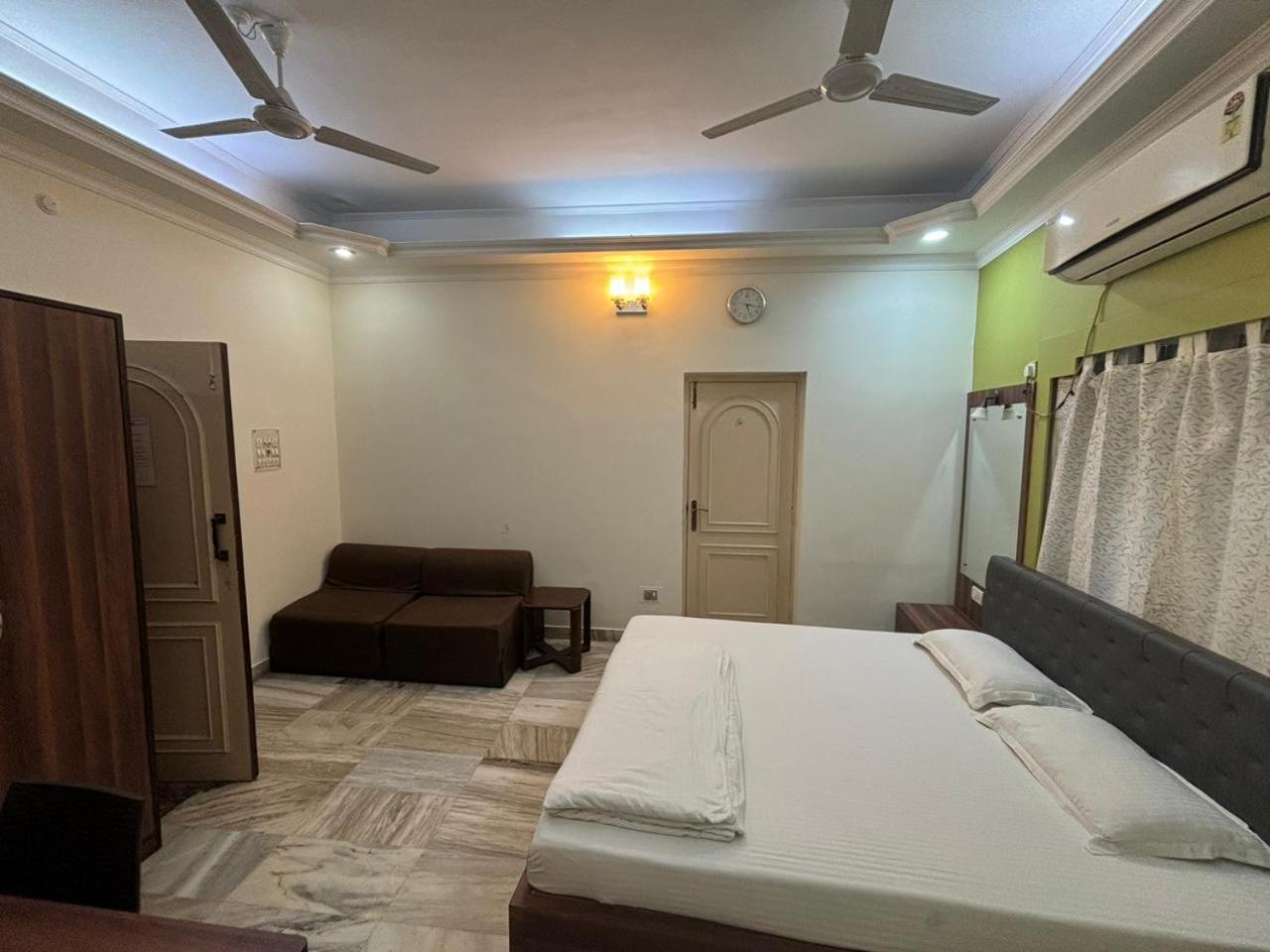 Om Sai Villa Guesthouse Kolkata Exterior photo