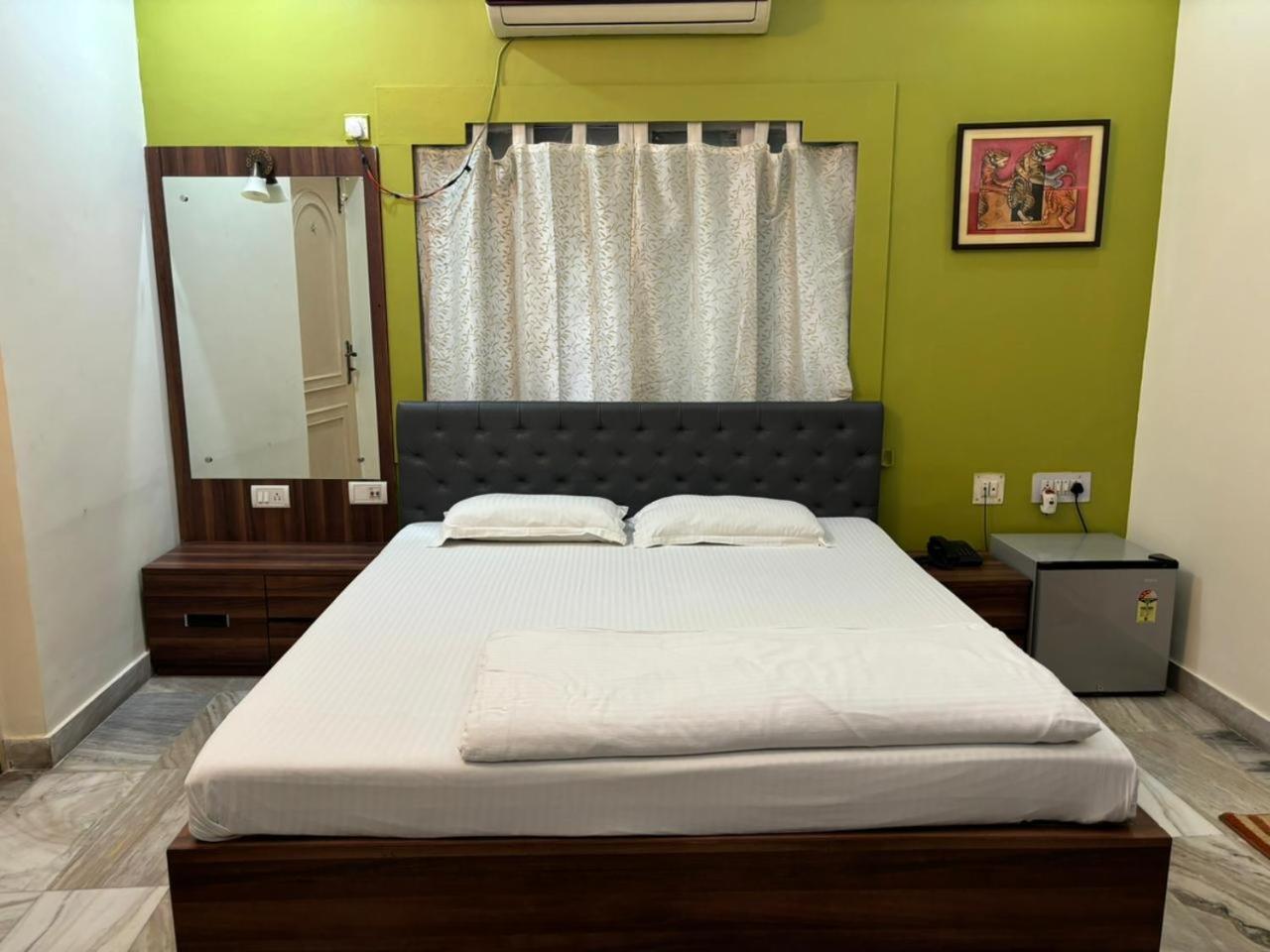 Om Sai Villa Guesthouse Kolkata Exterior photo