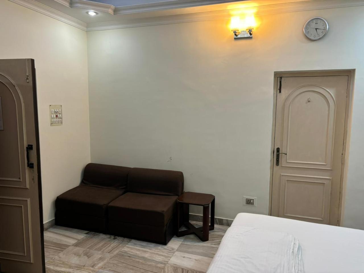 Om Sai Villa Guesthouse Kolkata Exterior photo