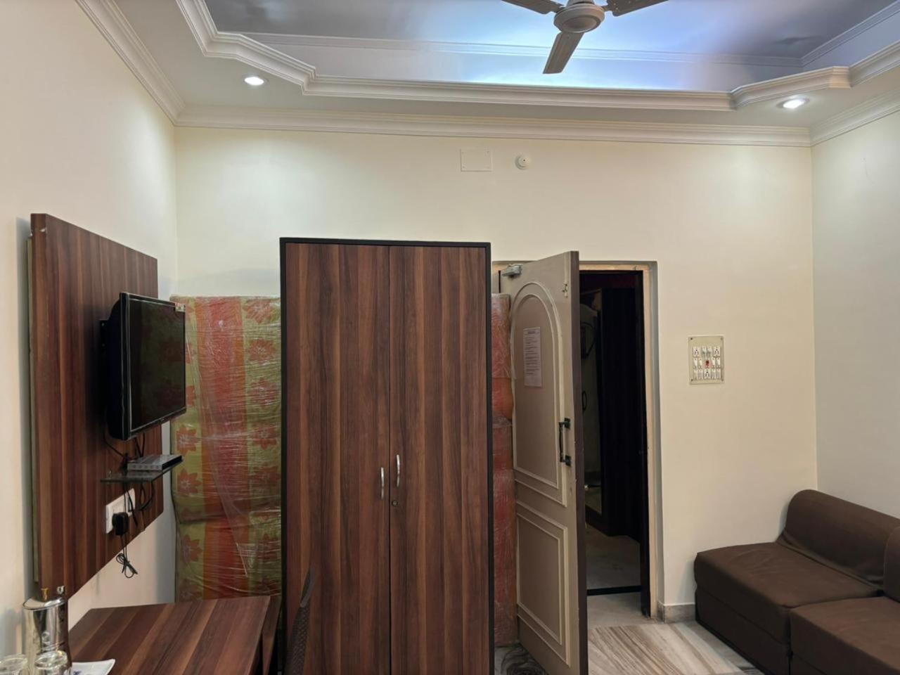 Om Sai Villa Guesthouse Kolkata Exterior photo