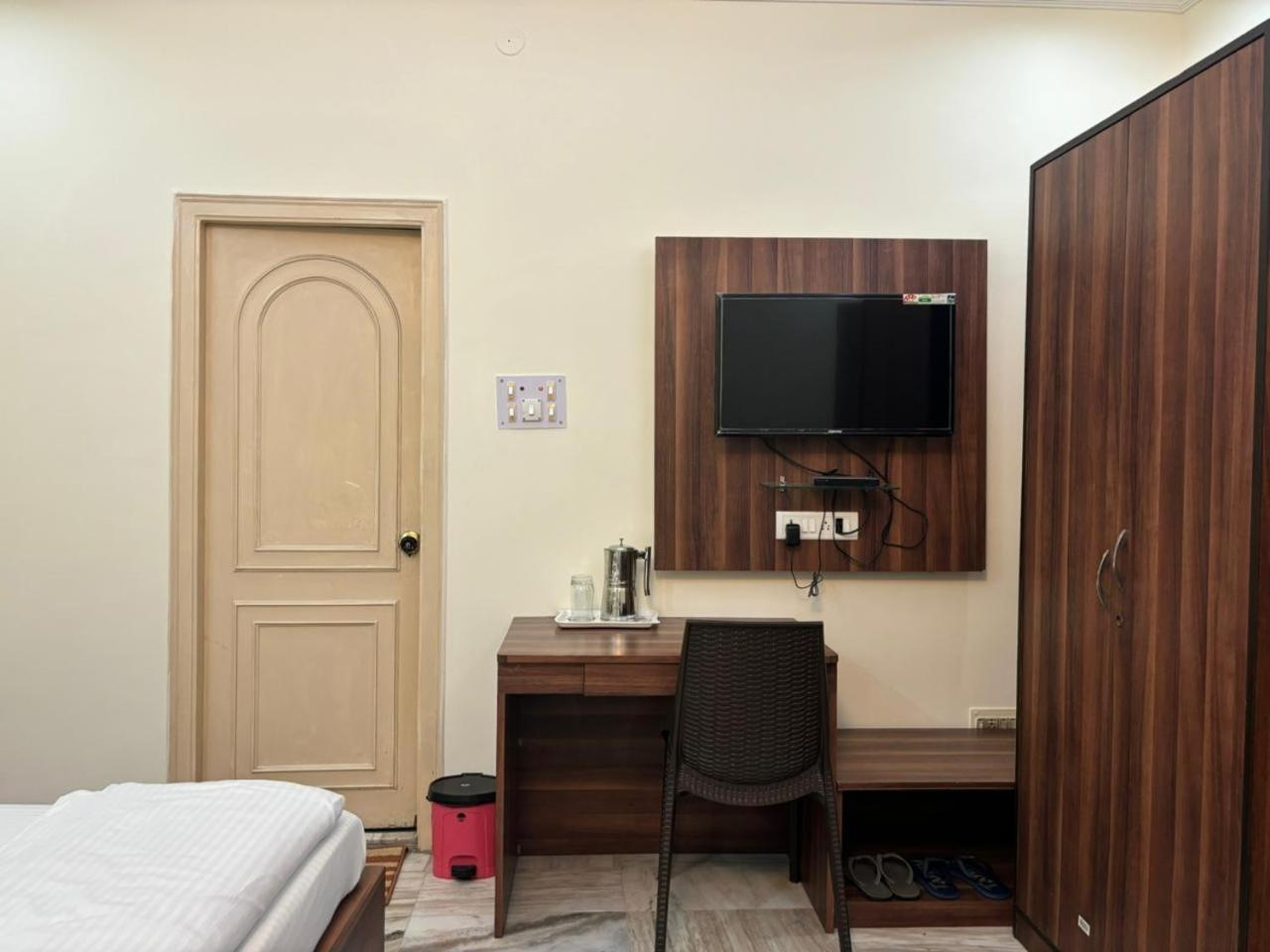 Om Sai Villa Guesthouse Kolkata Exterior photo