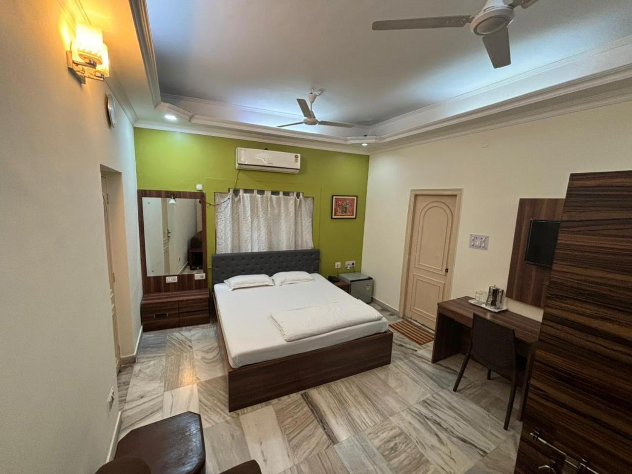 Om Sai Villa Guesthouse Kolkata Exterior photo