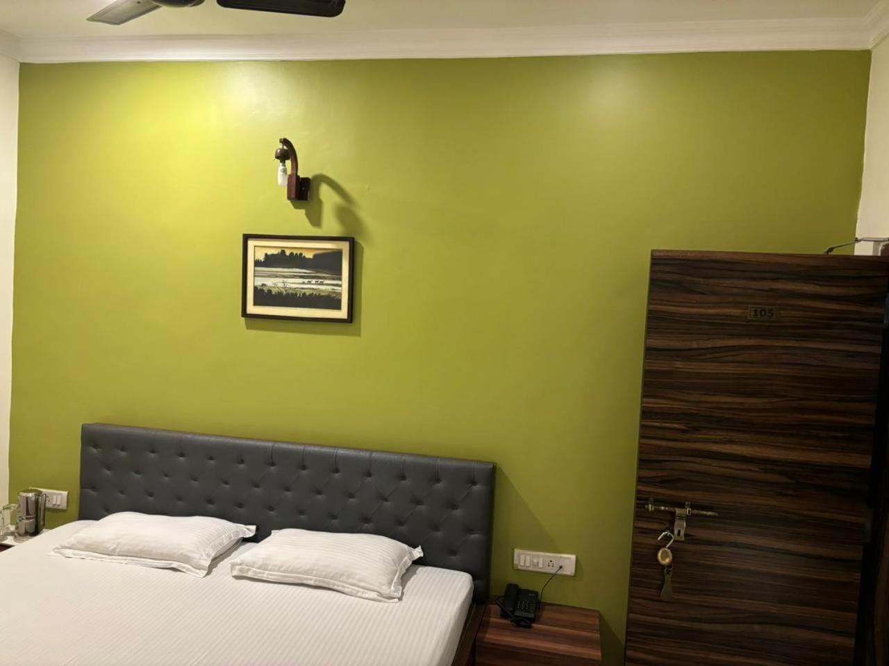 Om Sai Villa Guesthouse Kolkata Exterior photo
