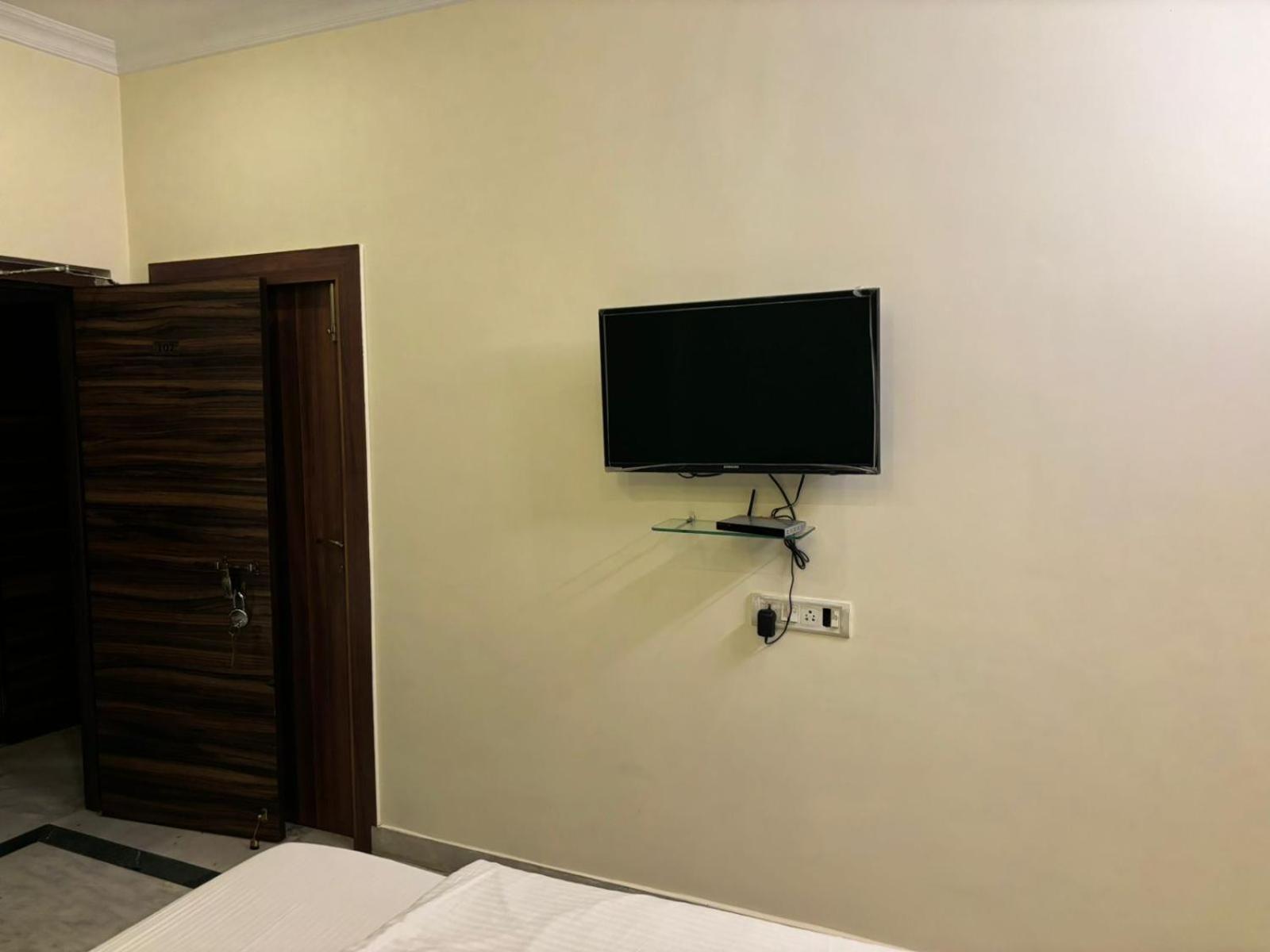 Om Sai Villa Guesthouse Kolkata Exterior photo