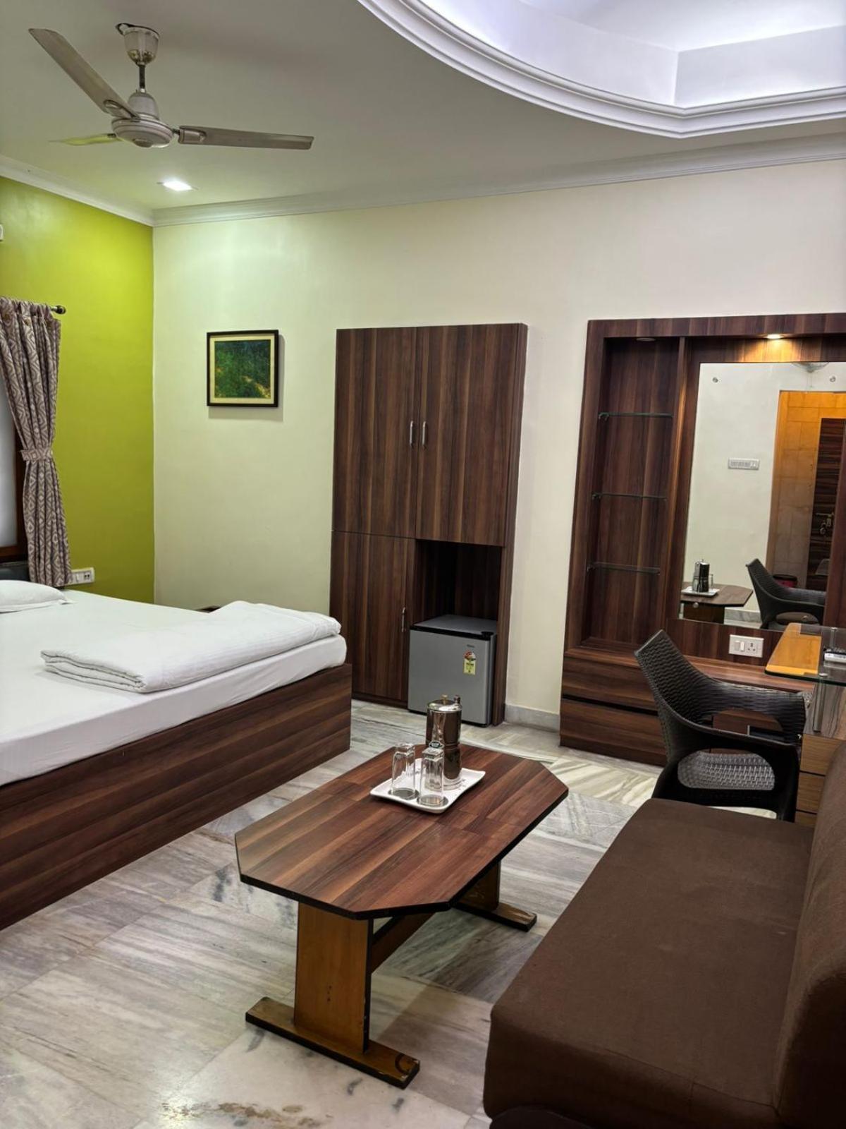 Om Sai Villa Guesthouse Kolkata Exterior photo