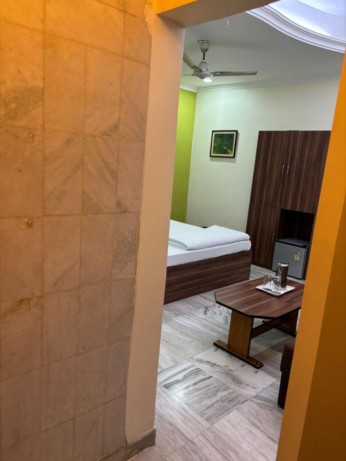 Om Sai Villa Guesthouse Kolkata Exterior photo