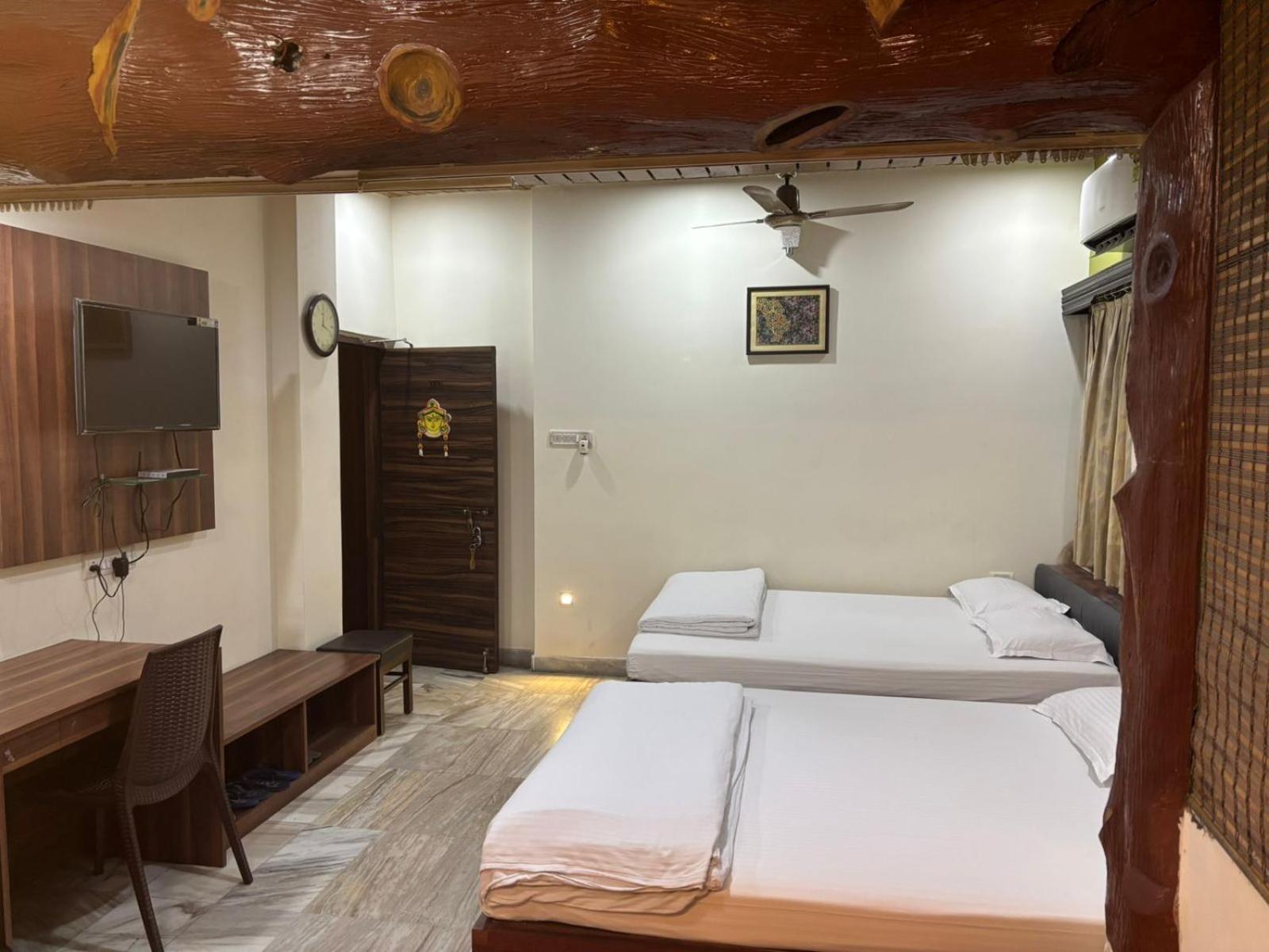 Om Sai Villa Guesthouse Kolkata Exterior photo
